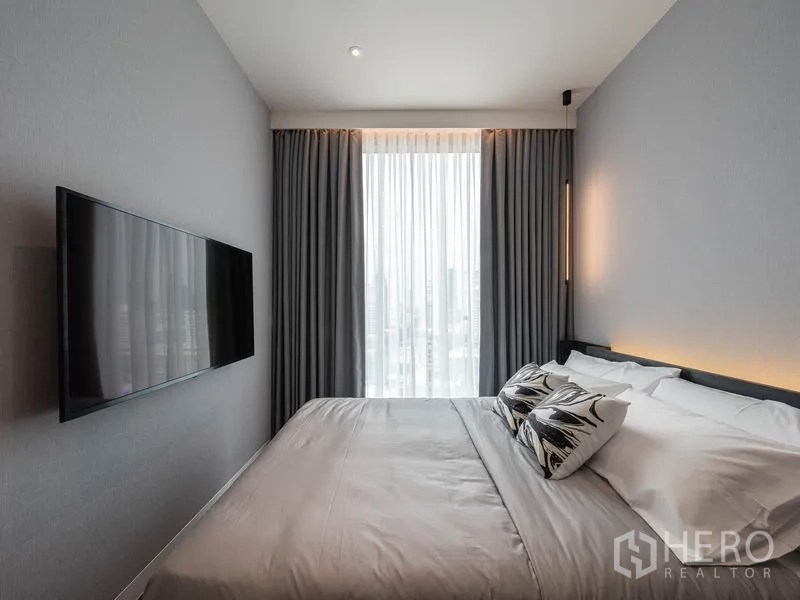 公寓 出租在Watthana, Bangkok - 主卧配壁挂电视、灰色窗帘与观景窗。