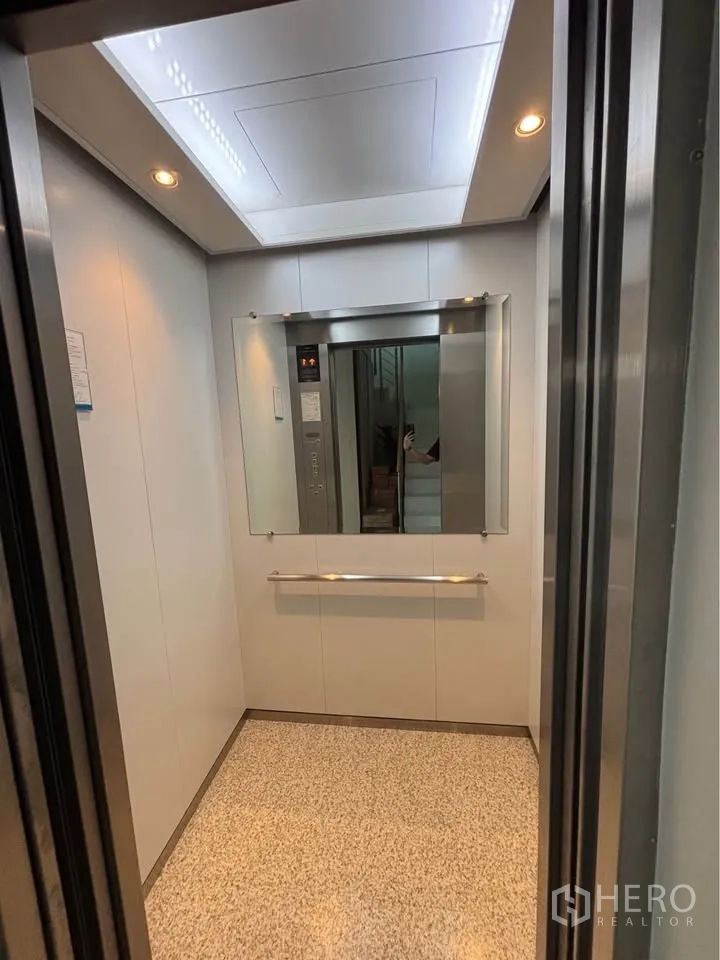 家庭办公室 for rent or sale in Suan Luang, Bangkok - 私家电梯轿厢内部，带镜面与扶手。