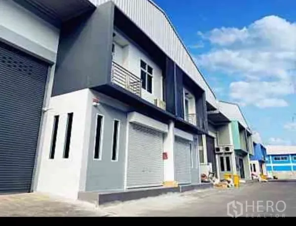 โรงงาน ให้เช่าในMueang Samut Sakhon, Samut Sakhon - ด้านหน้าโรงงานสไตล์โมเดิร์น มีระเบียง หน้าต่างหลายบาน และถนนเข้าออกสะดวกสำหรับรถบรรทุก