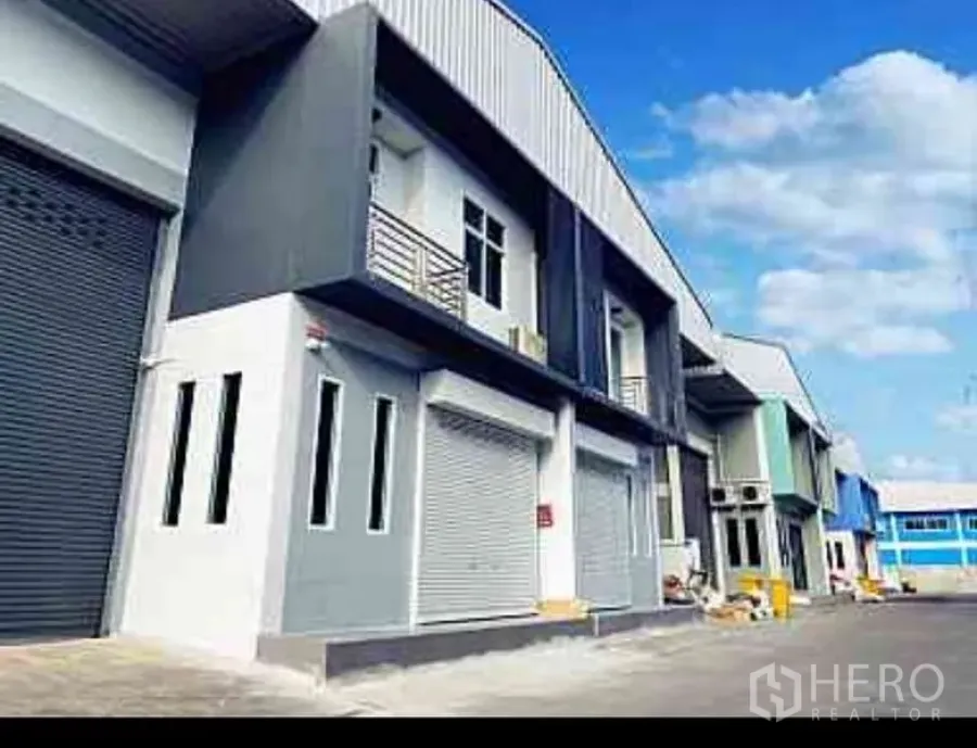 โรงงาน ให้เช่าในMueang Samut Sakhon, Samut Sakhon - ด้านหน้าโรงงานสไตล์โมเดิร์น มีระเบียง หน้าต่างหลายบาน และถนนเข้าออกสะดวกสำหรับรถบรรทุก