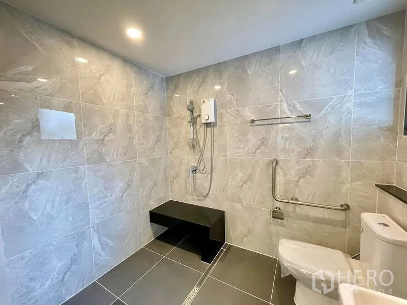 บ้าน ให้เช่าในBang Phli, Samut Prakan - ห้องอาบน้ำแบบวอล์กอิน มีม้านั่งและราวจับ รองรับผู้สูงอายุ