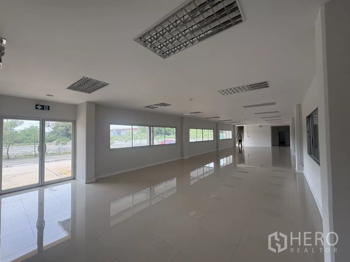 工厂 出租在Bang Phli, Samut Prakan - 明亮的办公室楼层，长窗与双扇玻璃门