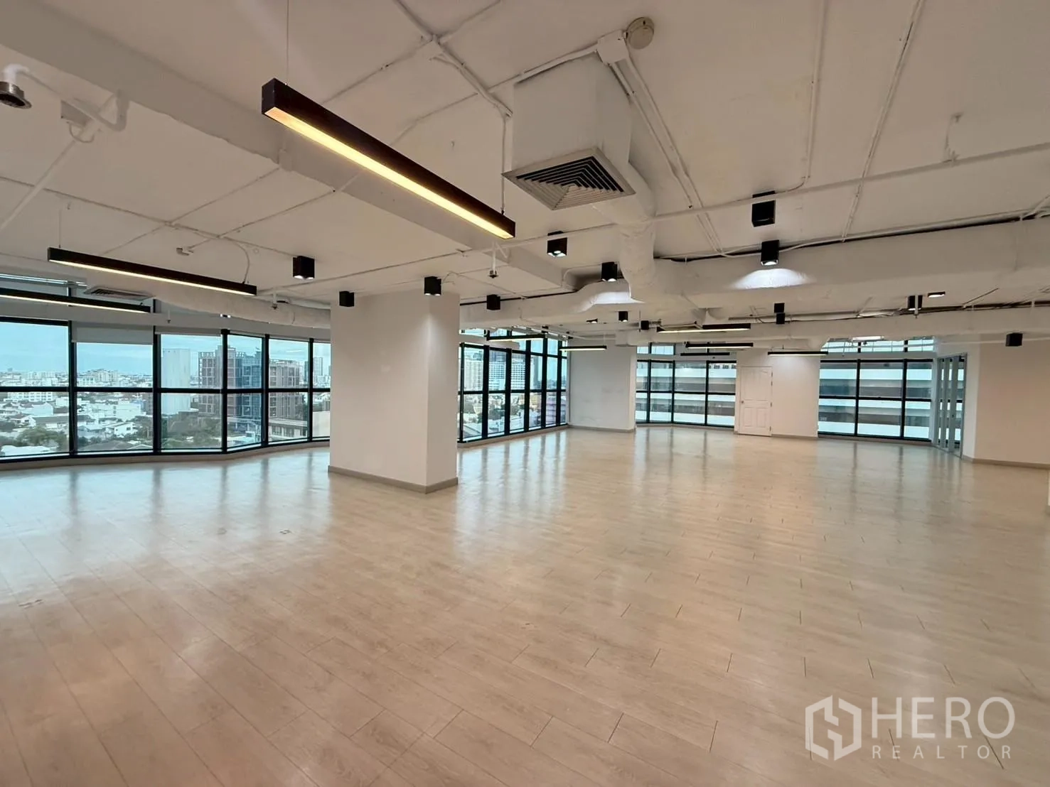 办公室 for rent in Watthana, Bangkok - 大型工作区，环幕式窗户与立柱，可望城市天际线。
