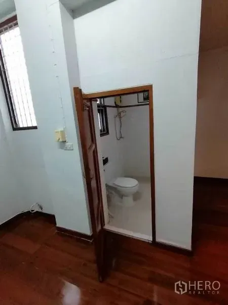 独立式住宅 出租在Pathum Wan, Bangkok - 紧凑浴室，白色瓷砖，坐便器与即热式淋浴