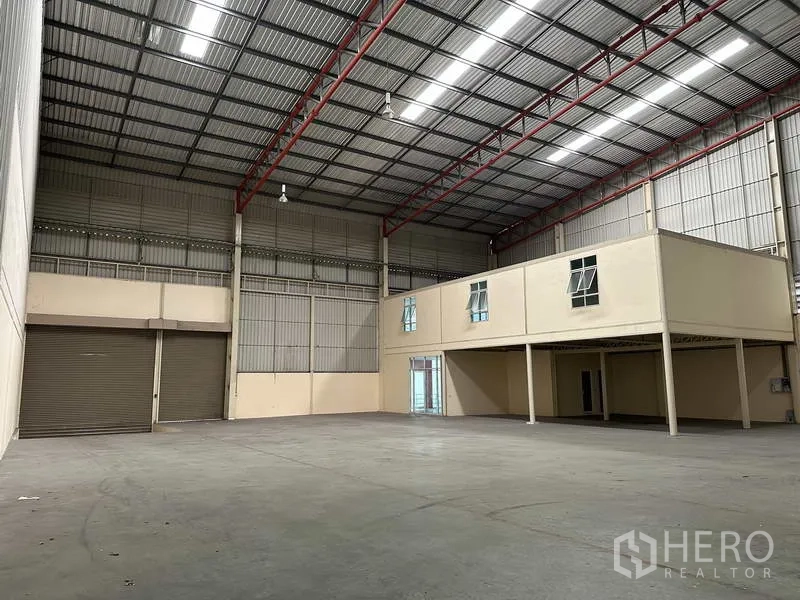 工厂 出租在Bang Phli, Samut Prakan - 宽阔厂房地面，高位照明，夹层办公室与多樘卷帘门。