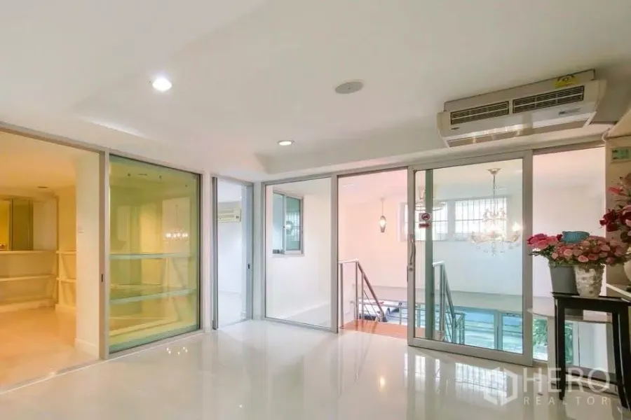 办公空间 出租在Khlong Toei, Bangkok - 明亮的楼层过厅，配玻璃推拉门、筒灯与壁挂空调。