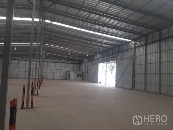 货栈 出租在Nong Chok, Bangkok - 仓库内部开阔无柱，高挑屋顶与采光带、缓冲柱