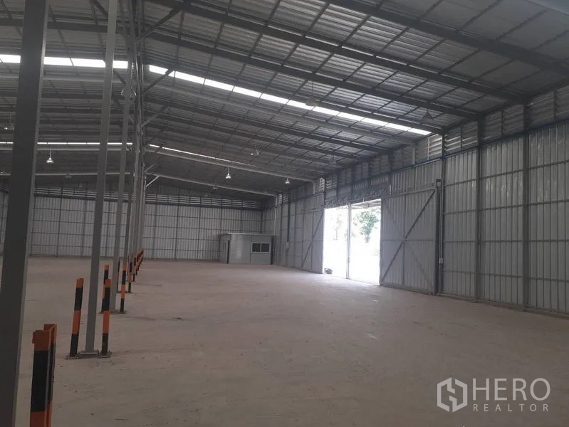 货栈 出租在Nong Chok, Bangkok - 仓库内部开阔无柱，高挑屋顶与采光带、缓冲柱