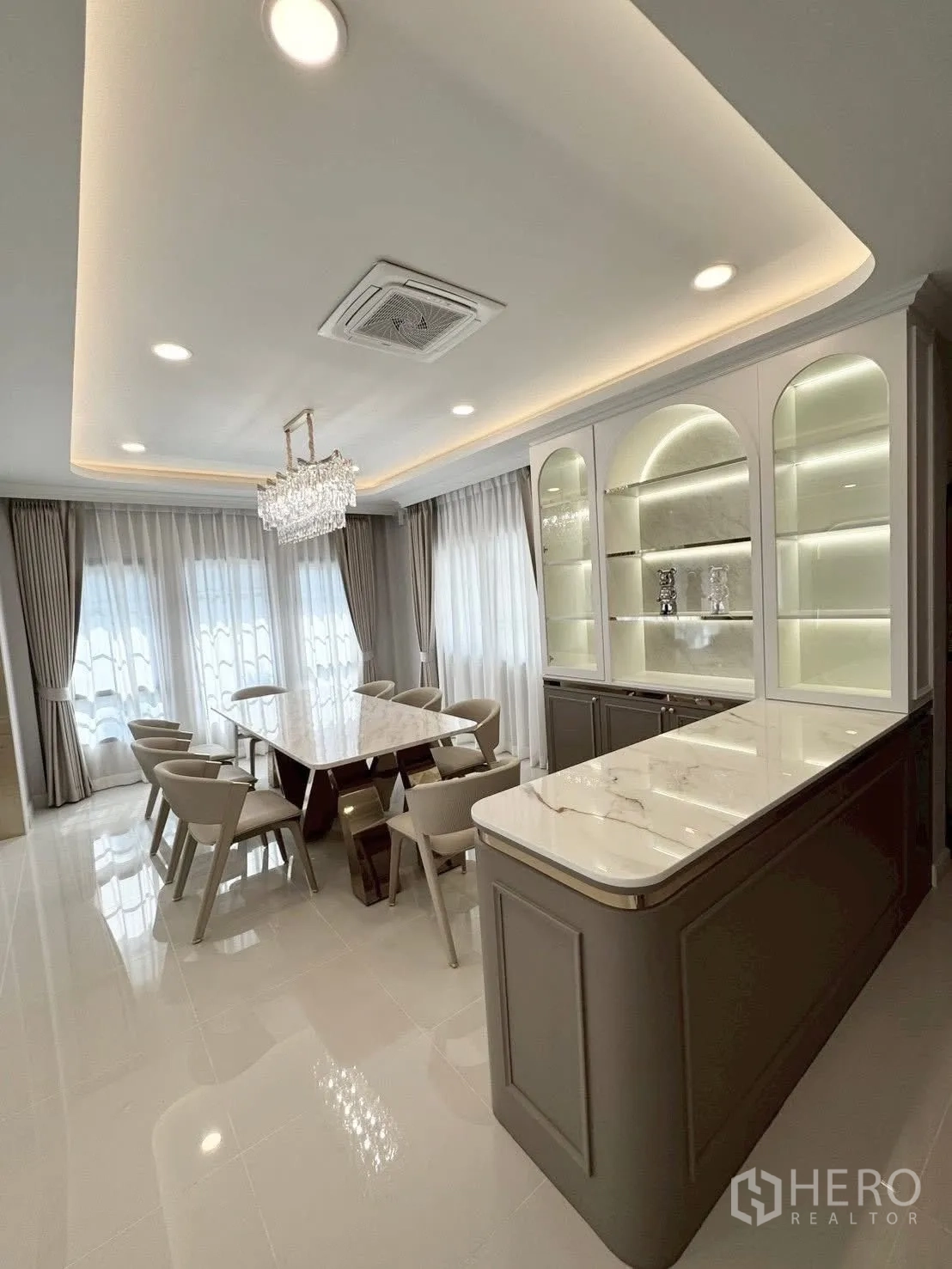 独立式住宅 出租在Bang Phli, Samut Prakan - 餐区与吧台，背光展示柜和大理石操作台。