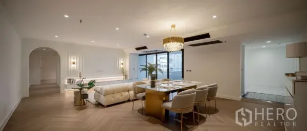 公寓 出售在Watthana, Bangkok - 开放式客餐厅，水晶吊灯，推拉门通向阳台。