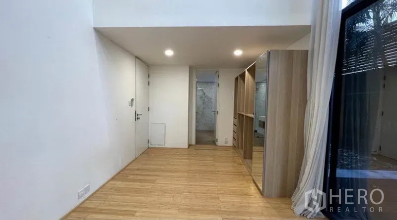 公寓 出租在Watthana, Bangkok - 主卧带衣柜与推拉门，通往套内浴室