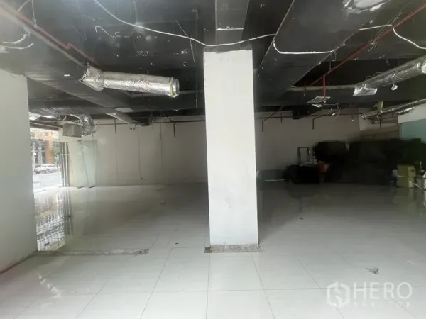 พื้นที่ขายปลีก ให้เช่าในWatthana, Bangkok - แปลนพื้นที่ค้าปลีกขนาดใหญ่ มีเสากลาง พื้นกระเบื้อง และงานระบบสีดำ