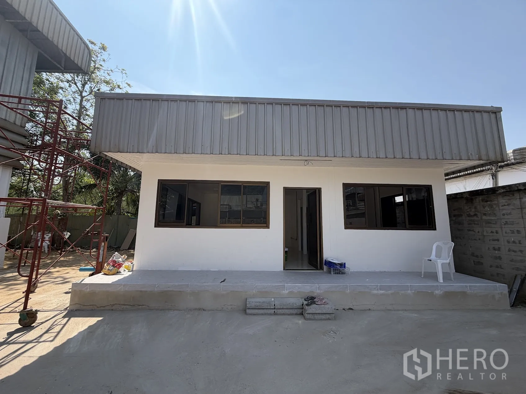 โรงงาน for rent in Bang Sao Thong, Samut Prakan - อาคารสำนักงานชั้นเดียวพร้อมหน้าต่างและชานระเบียงเล็ก ข้างลานโรงงาน