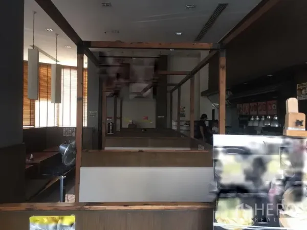 Retail Space for rent in Khlong Toei, Bangkok - Partitioned dining booths and a service counter inside a commercial retail space.