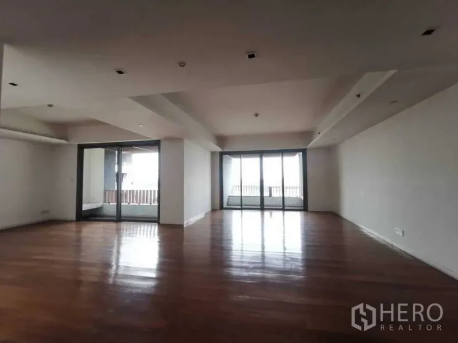 公寓 出租在Yan Nawa, Bangkok - 大尺度起居空间，双阳台引入自然光与河风。