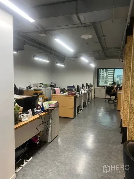 สำนักงาน ให้เช่า - พื้นที่สำนักงานแปลนโล่ง โต๊ะทำงานเรียงยาว ไฟ LED เพดาน และหน้าต่างวิวเมือง