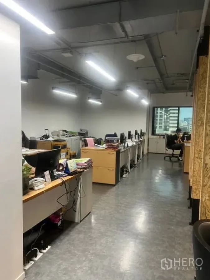 สำนักงาน ให้เช่า - พื้นที่สำนักงานแปลนโล่ง โต๊ะทำงานเรียงยาว ไฟ LED เพดาน และหน้าต่างวิวเมือง