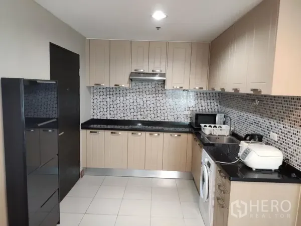 คอนโด ให้เช่าในHuai Khwang, Bangkok - ครัวสมัยใหม่ตู้เก็บของเยอะ เตาและเครื่องดูดควัน พื้นกระเบื้องและเครื่องใช้ครบ