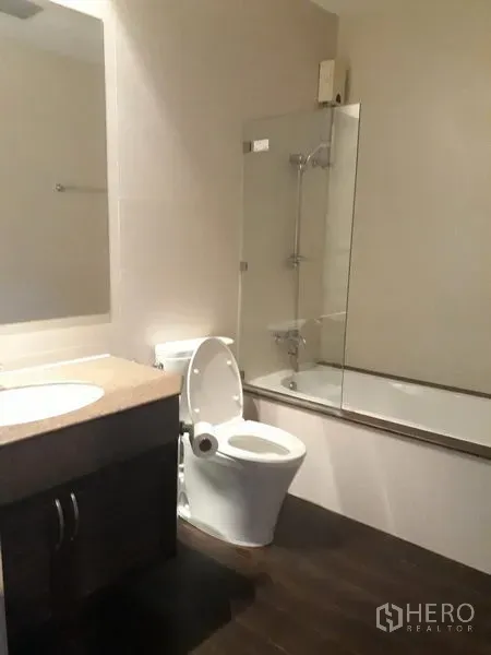 独立式住宅 出租在Watthana, Bangkok - 浴室配浴缸与玻璃挡板、盥洗台和马桶
