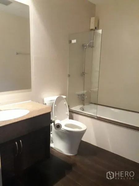 独立式住宅 出租在Watthana, Bangkok - 浴室配浴缸与玻璃挡板、盥洗台和马桶
