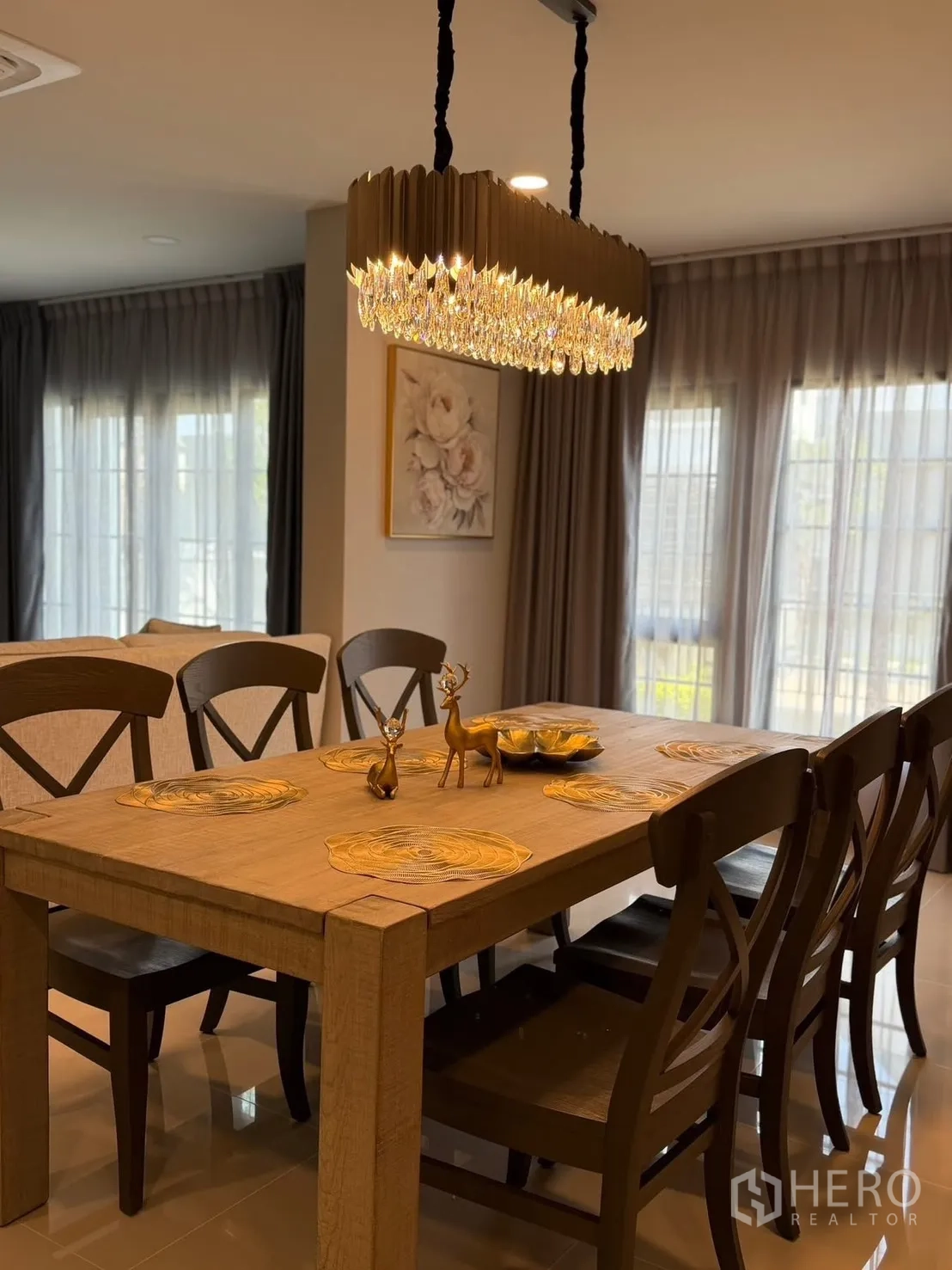 บ้านเดี่ยว for rent in Bang Phli, Samut Prakan - โต๊ะอาหารไม้ริมหน้าต่างสูง มีผ้าม่านโปร่งและภาพแขวนผนัง