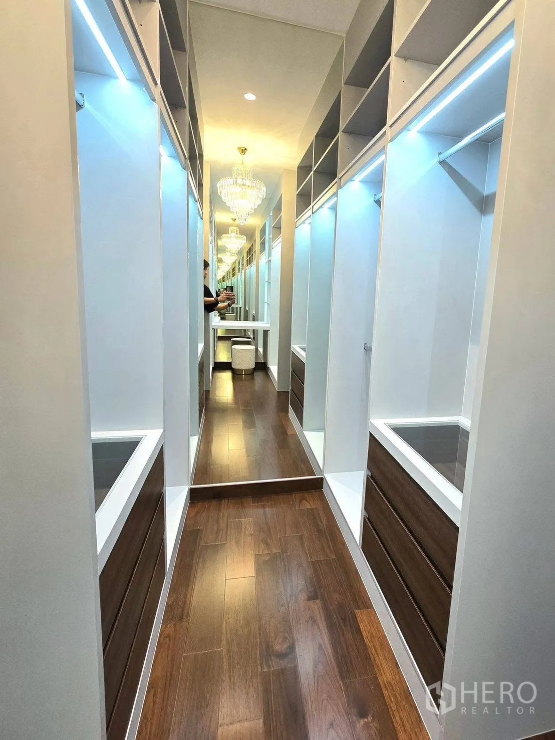 บ้านเดี่ยว for rent or sale in Bang Phli, Samut Prakan - วอล์กอินคลอเซ็ตตู้บิลต์อิน กระจกเต็มบาน โคมระย้า และพื้นไม้โทนอุ่น