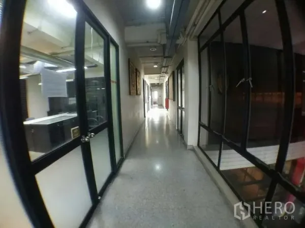 สำนักงาน ให้เช่าในPhra Khanong, Bangkok - โถงทางเดินสว่างพร้อมห้องทำงานผนังกระจกและงานระบบเปลือย