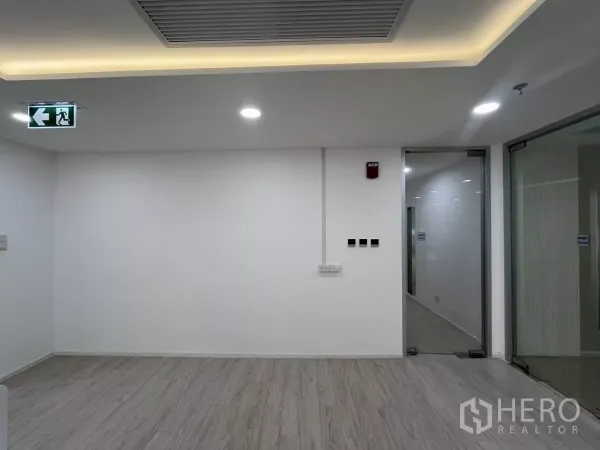 办公空间 出租在Din Daeng, Bangkok - 私密办公室，木纹地板，中央空调吊顶与透明玻璃门。