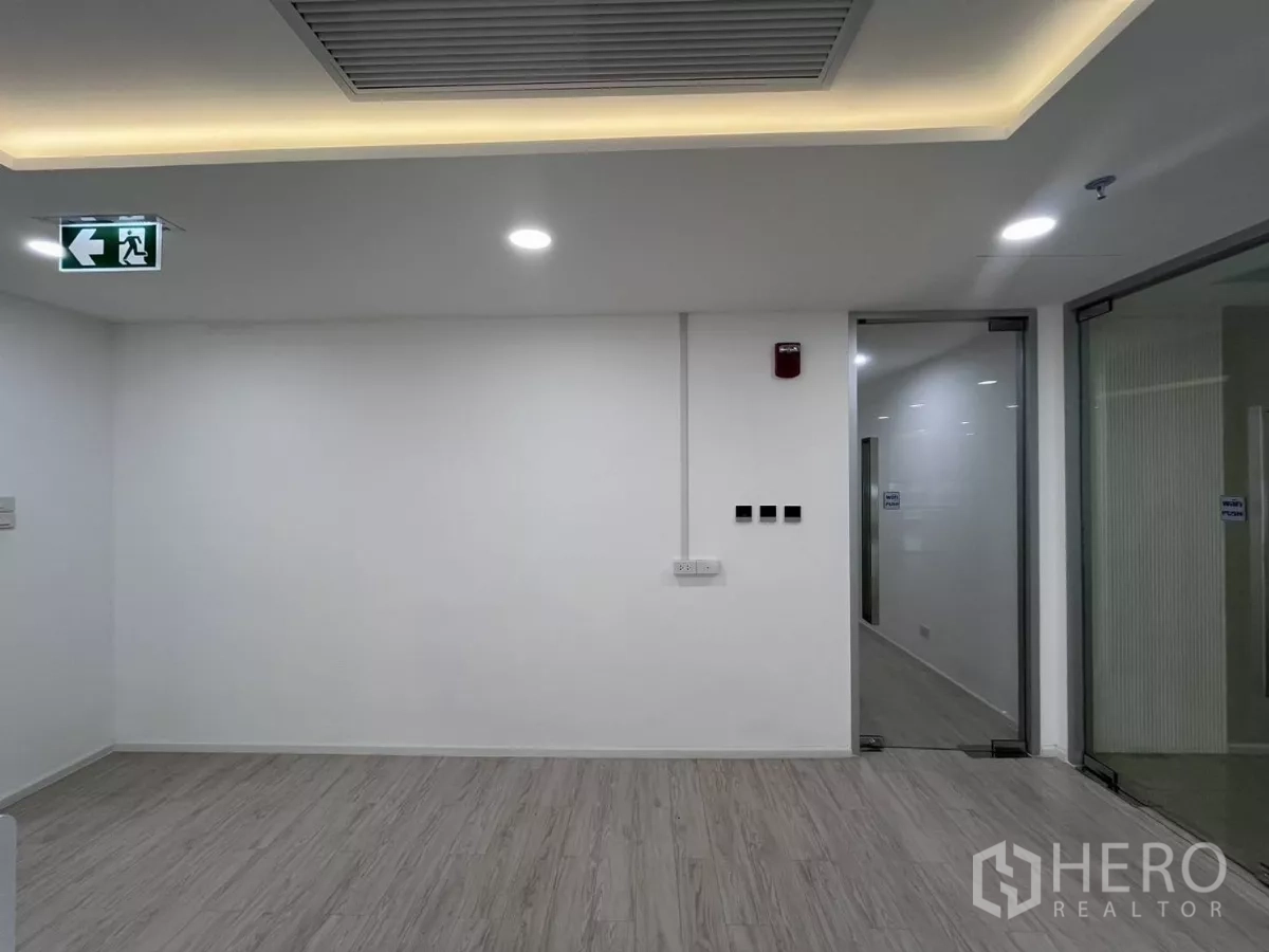 办公空间 出租在Din Daeng, Bangkok - 私密办公室，木纹地板，中央空调吊顶与透明玻璃门。