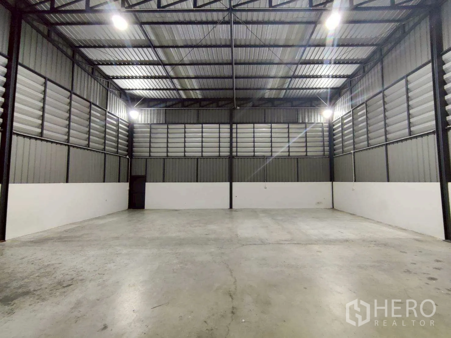 Warehouse for rent in Lam Luk Ka, Pathum Thani - Clear-span warehouse floor showing high roof and lighting, ideal for racking layout.
