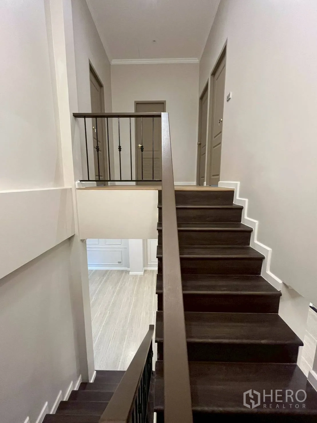联排别墅 for rent in Khlong Toei, Bangkok - 室内楼梯为深色木踏步与金属栏杆。