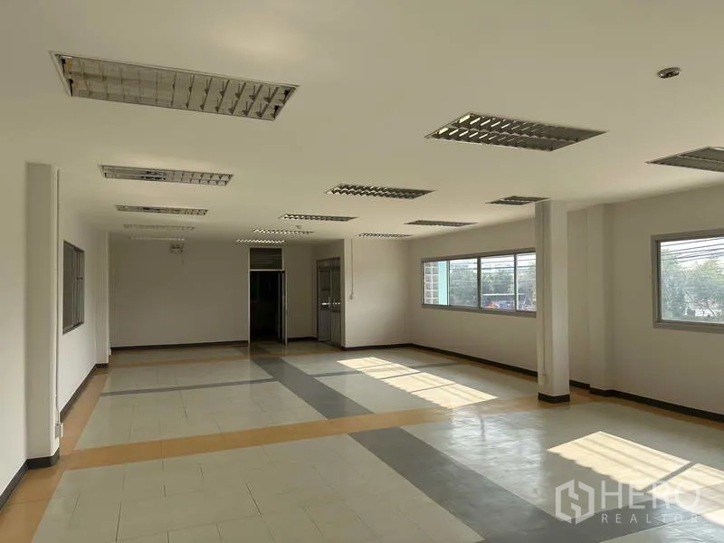 โรงงาน ให้เช่าในBang Phli, Samut Prakan - สำนักงานชั้นบน โคมไฟตะแกรงพร้อมหน้าต่างสองด้าน