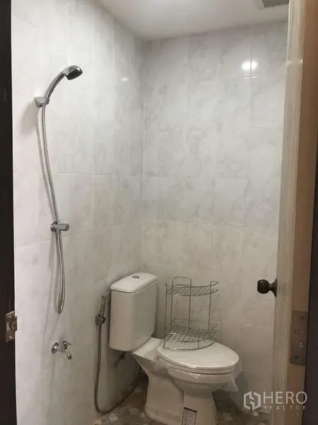 公寓 出售在Watthana, Bangkok - 紧凑客卫，手持花洒与坐便。