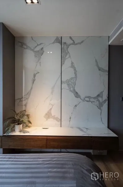 Condominium for rent in Khlong Toei, Bangkok - Detail of marble wall panels and floating console in the bedroom.
