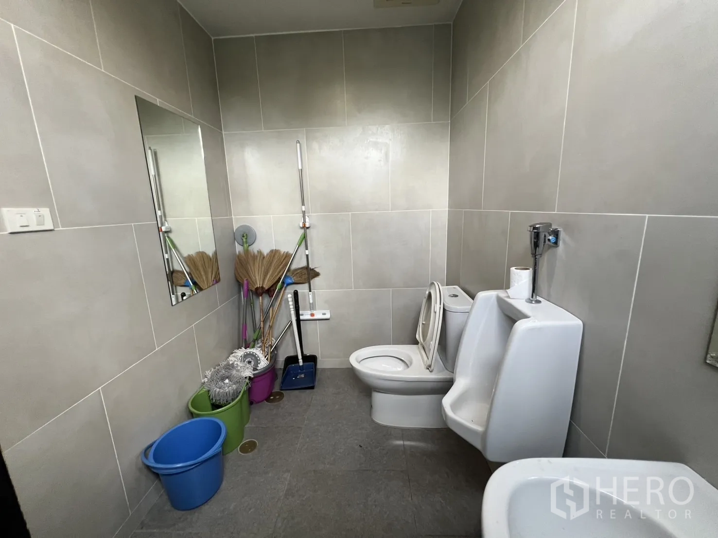 货栈 出售在Lat Krabang, Bangkok - 干净的瓷砖洗手间，坐便器与小便池。