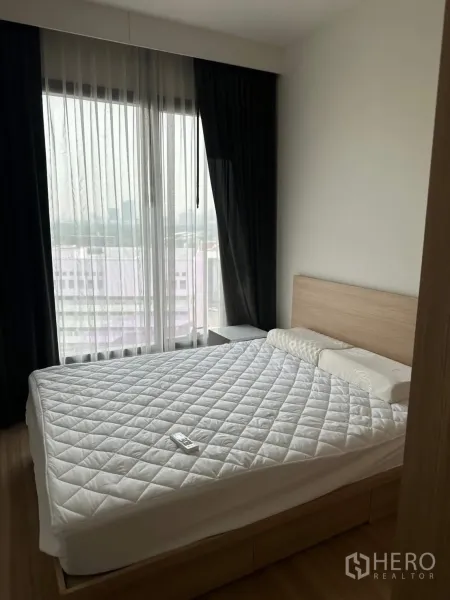 公寓 出租在Chatuchak, Bangkok - 第二卧室设转角大窗，配绗缝床垫。
