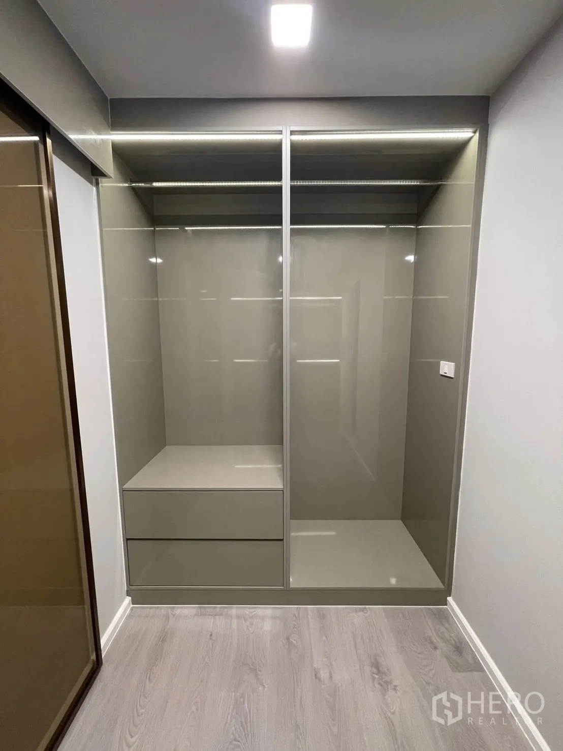 独栋房屋 for rent in Prawet, Bangkok - 衣柜带推拉玻璃门、抽屉与顶置照明。