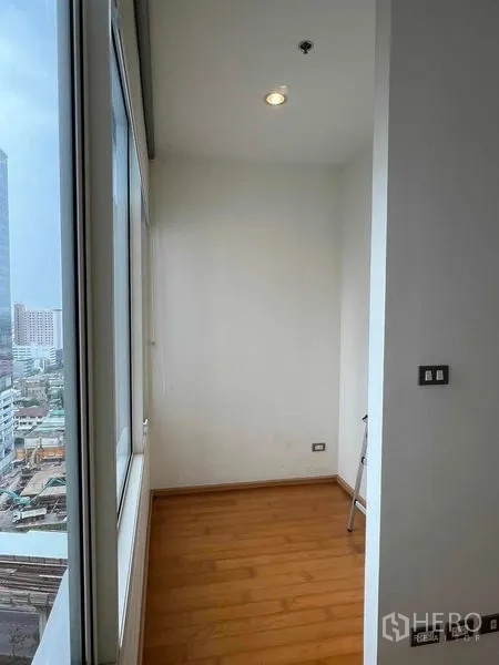 Condominium for rent in Ratchathewi, Bangkok - Compact window nook ideal for a study or reading corner with skyline outlook.