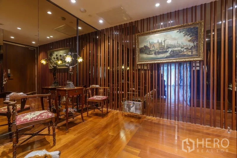 公寓 出售在Yan Nawa, Bangkok - 舒适角落，复古椅、镜面墙与装裱画作。