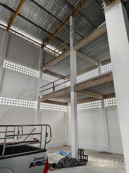 Warehouse for rent in Phra Khanong, Bangkok - Multiple mezzanine platforms and tall support columns showing generous vertical storage space.