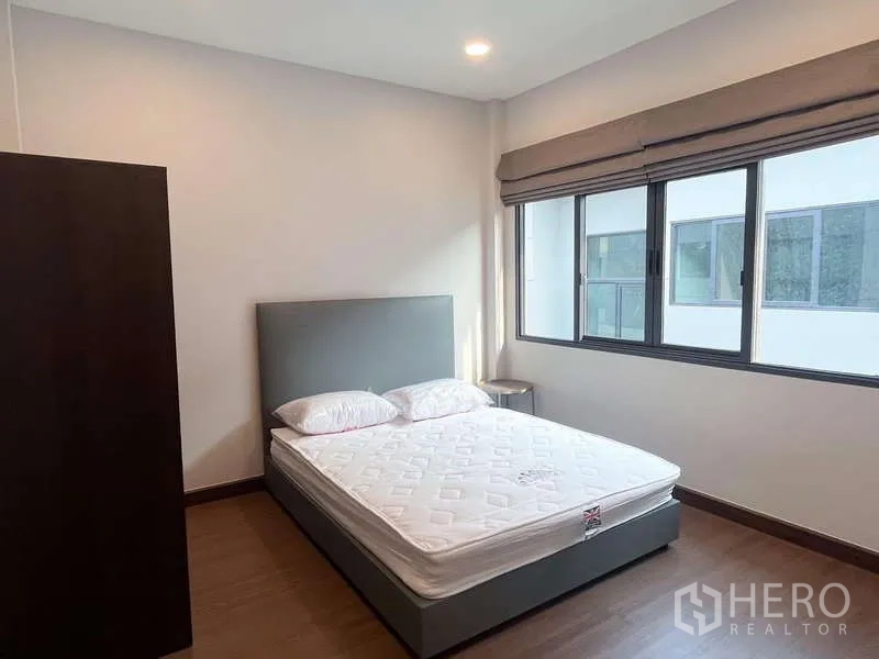 บ้าน ให้เช่าหรือขายในBang Phli, Samut Prakan - ห้องนอนเพิ่มเติม หน้าต่างบานกว้างและเฟอร์นิเจอร์มินิมอล
