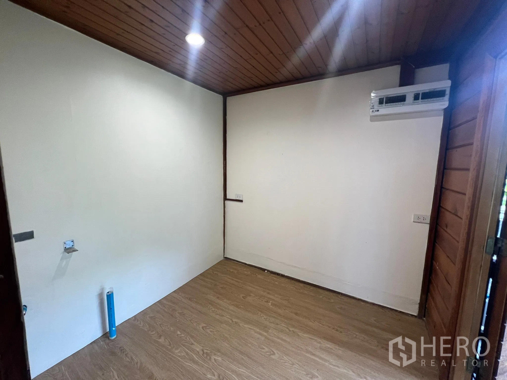 带办公室的家 出租在Suan Luang, Bangkok - 小型办公室，白色特色墙、木天花与空调。