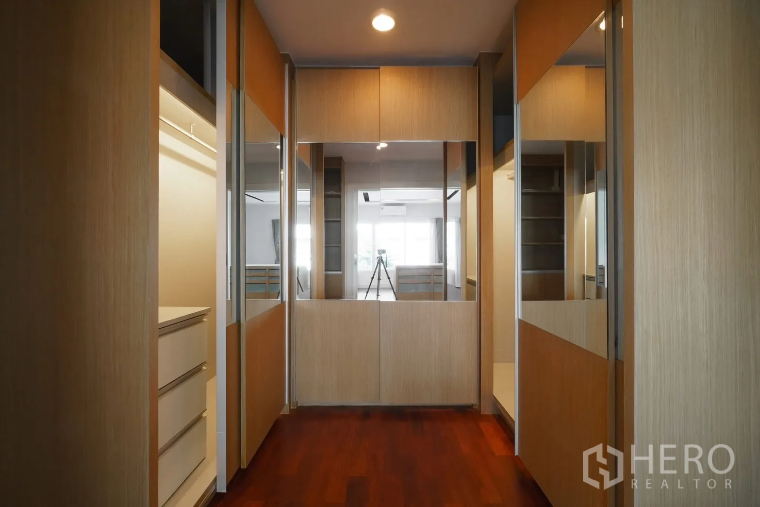 独栋房屋 for rent or sale in Saphan Sung, Bangkok - 步入式衣帽间走廊，镜面柜与储物空间。