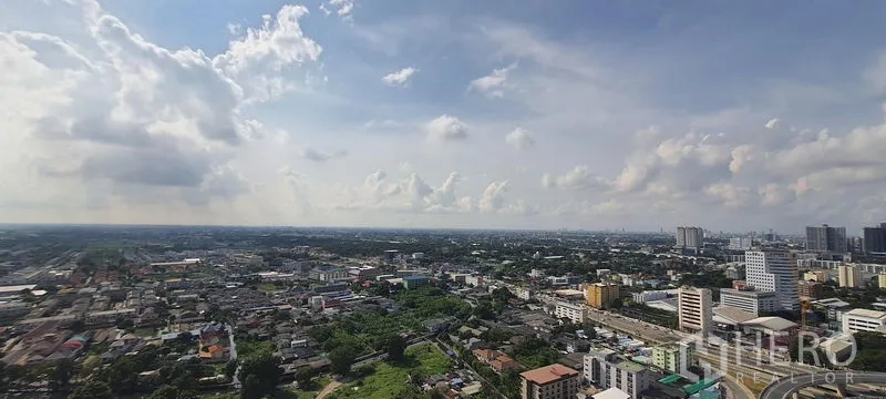 公寓 出租在Bang Kapi, Bangkok - 高楼层全景天际线与晴朗云景。