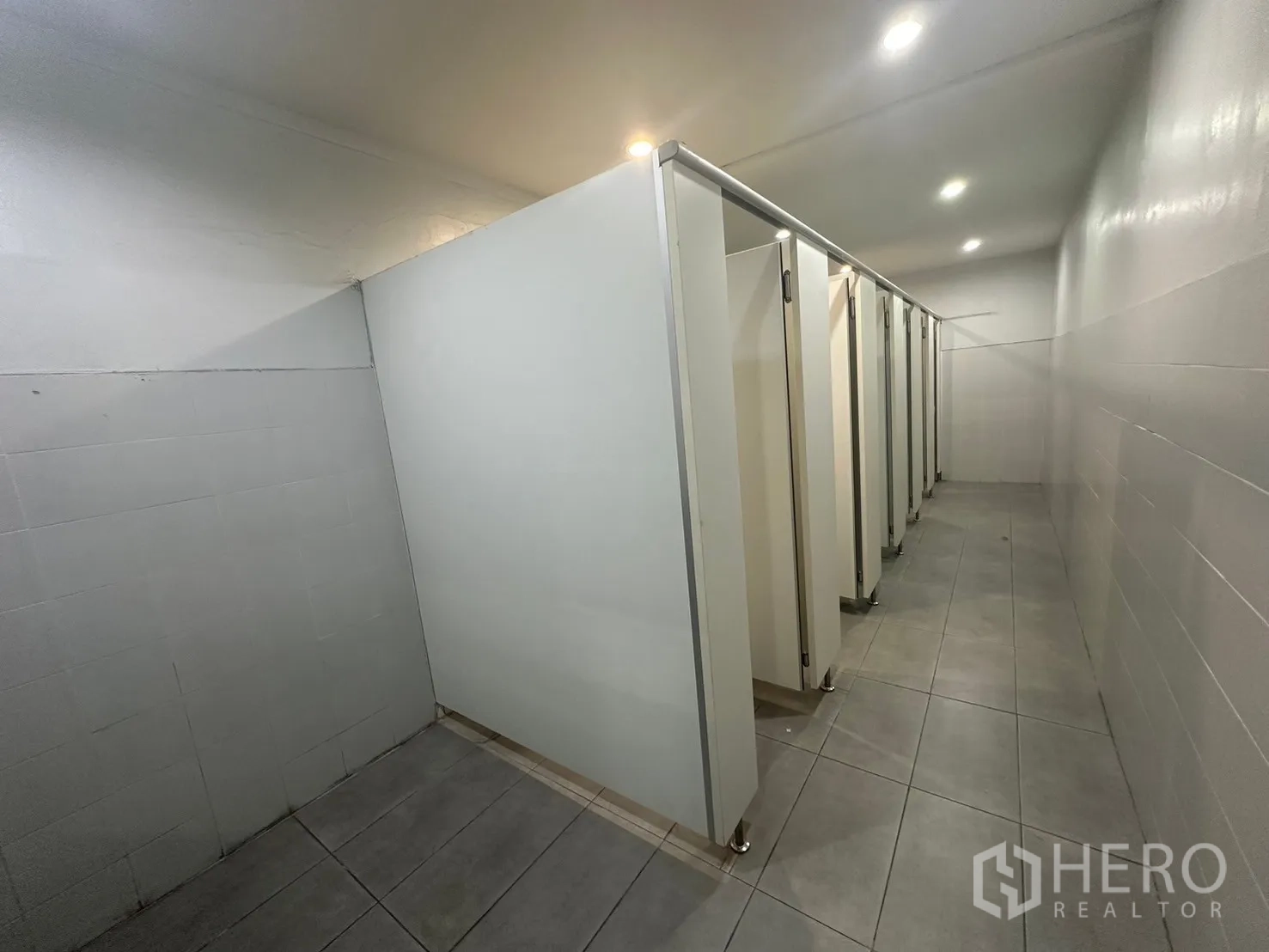 คลังสินค้า ให้เช่าในDin Daeng, Bangkok - แถวห้องน้ำเป็นคูหาเรียง พร้อมพื้นกระเบื้อง