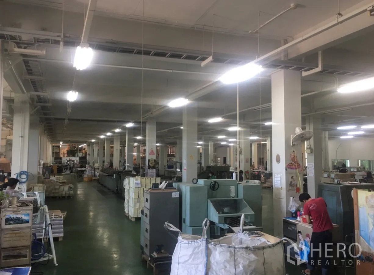 โรงงาน ขายในMueang Samut Sakhon, Samut Sakhon - พื้นที่ผลิต มีเครื่องจักร เสาเรียงราย และไฟสว่าง