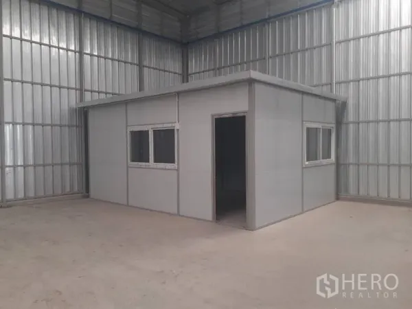 货栈 出租在Nong Chok, Bangkok - 仓库内的组装式办公室小屋