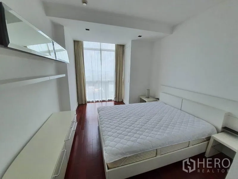 คอนโด ให้เช่าในPathum Wan, Bangkok - ห้องนอนสว่าง เฟอร์นิเจอร์โทนขาว ชั้นวาง และหน้าต่างเต็มบาน
