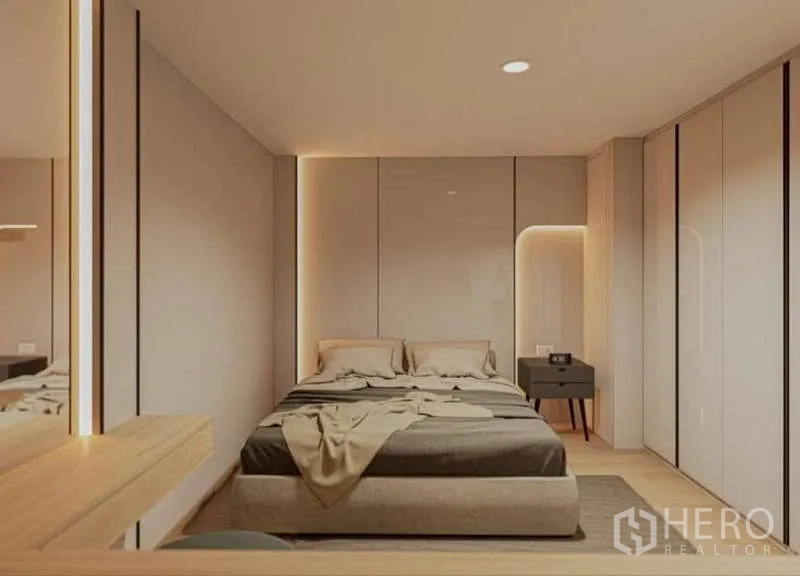 คอนโด ให้เช่าในHuai Khwang, Bangkok - ห้องนอนดีไซน์สมมาตร ผนังซอฟต์แพเนล และซอกไฟข้างเตียง