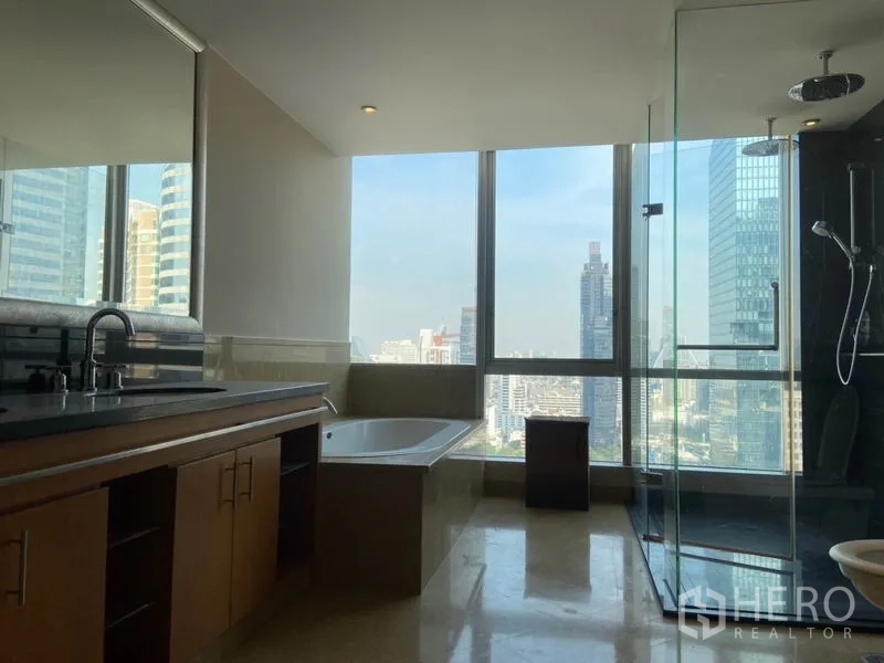 公寓 出租在Sathon, Bangkok - 豪华浴室，玻璃雨淋房、浴缸与全景曼谷景观。
